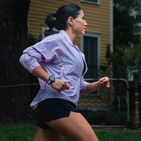 Löparklocka i lila färg på en kvinna som springer