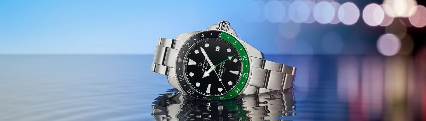 Certina DS Action GMT med svart tavla ligger ner i vatten