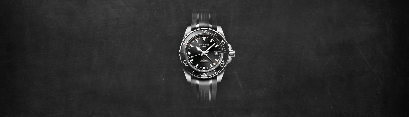 Longines HydroConquest med GMT svart armband mot svart bakgrund