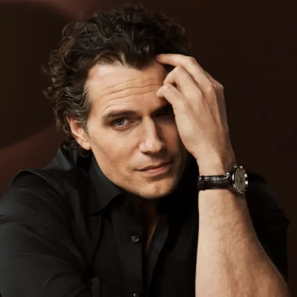 Henry Cavill med en Longines klocka på handleden