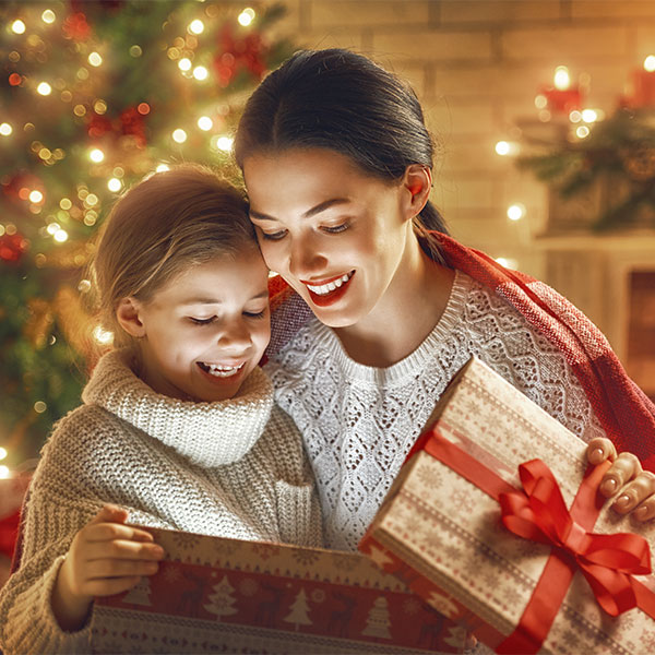 Barn får en julklapp av sin mamma