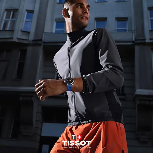 Tissot T-Touch Sport klocka med blått armband på en man som är ute och springer