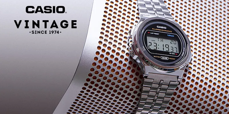 Ikonisk Casio vintage-klocka. Klockan har en retroinspirerad design med en klassisk urtavla. Den utstrålar en tidlös stil och är ett populärt val för dem som uppskattar vintage-estetik och pålitlig kvalitet.