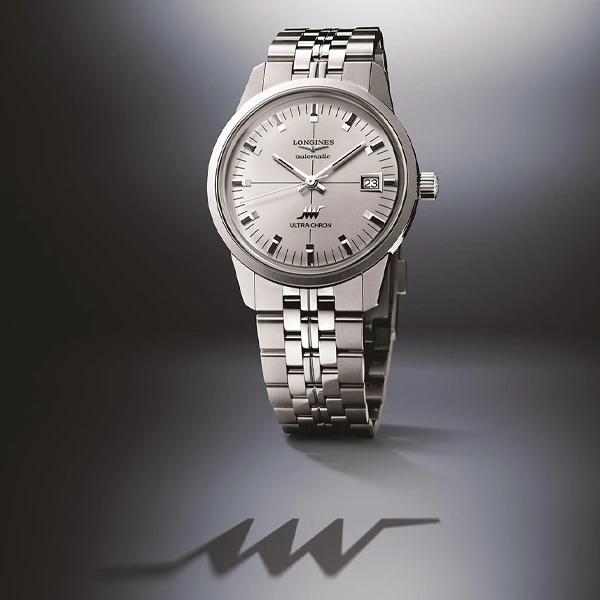 LONGINES Ultra-Chron Classic med stålarmband och silverfärgad urtavla med mörk bakgrund