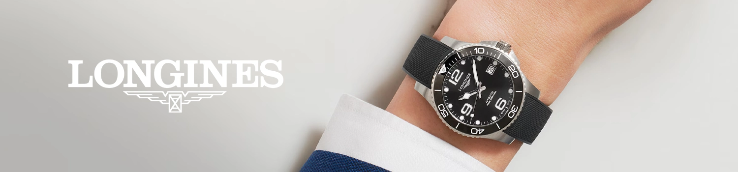 Longines Hydro Conquest med svart tavla och svart gummiarmband på handled