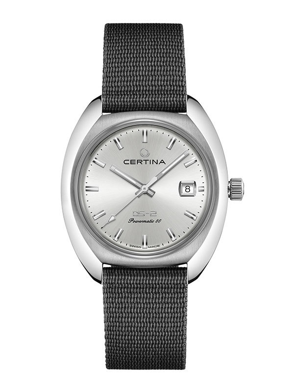 Certina DS 2 klocka är en grå klocka med grått tygarmband med silvrig boett. Klockans urtavla är i silver. 