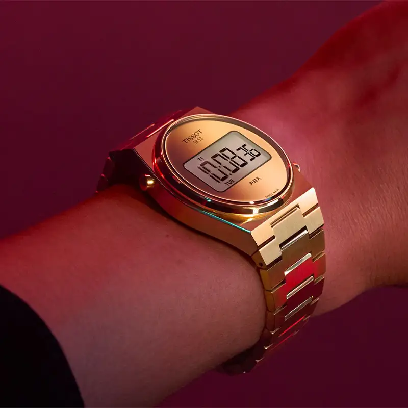 Tissot PRX digital klocka Närbild på guldfärgad klocka
