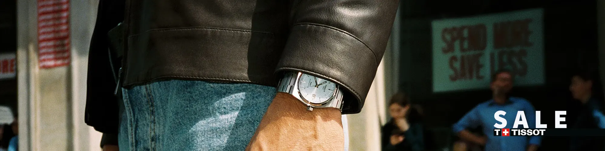 Tissot rea, man med skinnjacka och jeans har en tissot klocka på handleden som han har köpt på rea