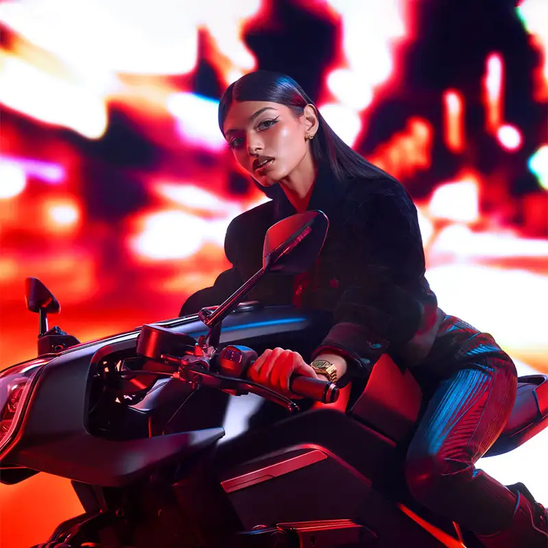 Tissot PRX digital klocka med kvinna på motorcykel