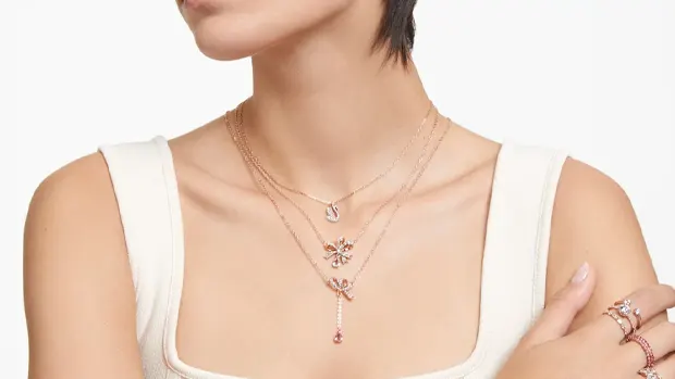 swarovski halsband på modell