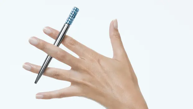 swarovski penna i handen