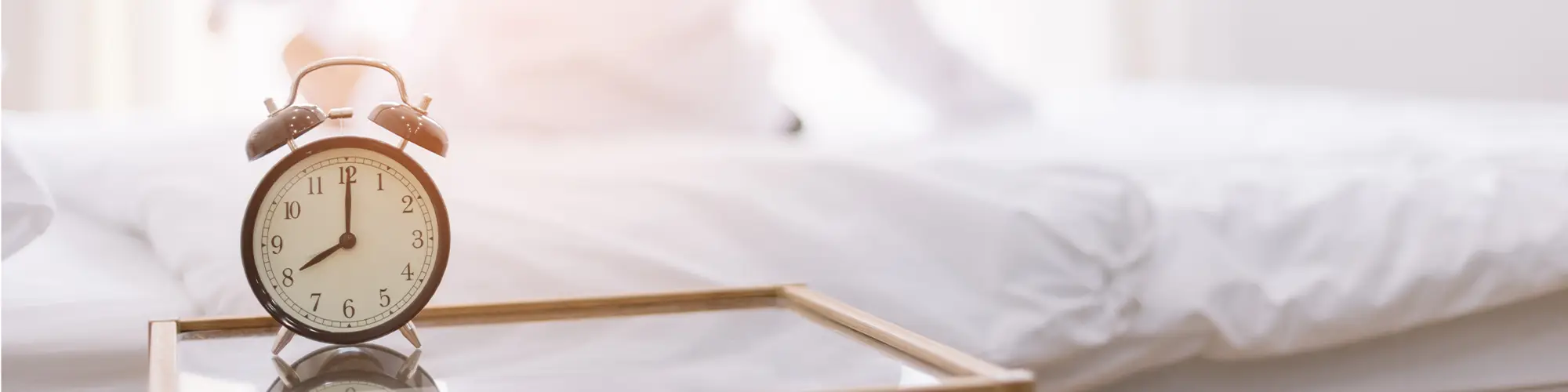 Väckarklockor är praktiska enheter designade för att hjälpa dig vakna i tid. De finns i många varianter, från traditionella analoga klockor med ringande alarm till moderna digitala modeller med funktioner som snooze, radio och naturliga väckningsljud. Vissa väckarklockor är utrustade med ljus som simulerar en soluppgång för en mjukare uppvakning. Oavsett om du föredrar en klassisk eller högteknologisk väckarklocka, är de ett oumbärligt verktyg för att hålla dig på rätt spår i din dagliga rutin.