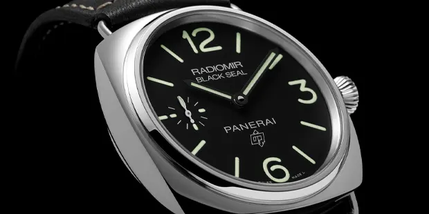 Panerai klockor - Närbild på en begagnad Panerai klocka med svart tavla