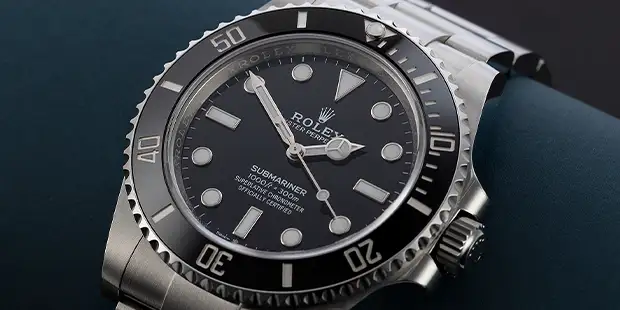 Rolex - Närbild på en begagnad Rolex Submariner klocka med svart tavla