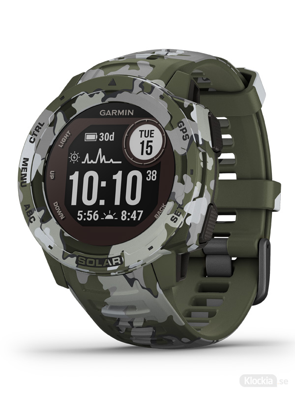 Garmin smartwatch klocka i mörkgrönt kamouflerat med ett armband av silikon. Urtavlan är svart och mörkbrun med vita mätartal.
