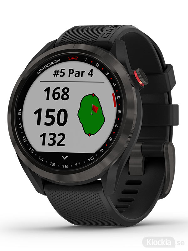 Garmin klocka i helsvart design med grå boett. Klockarmbandet är svart i silikon och urtavlan är smartwatch med golfbana. 
