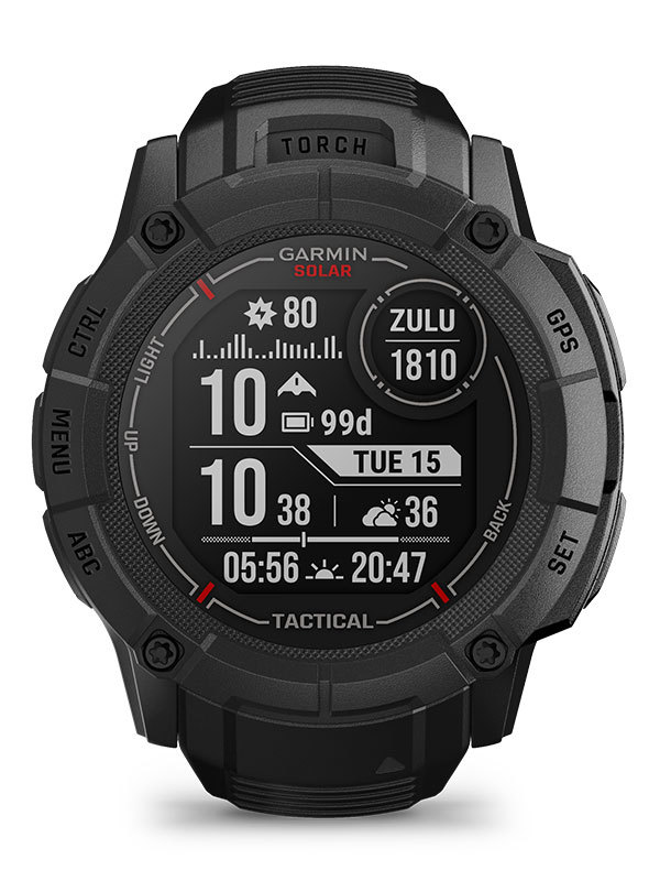 Helsvart design från Garmin instinct klockor med digital skärm och en helsvart boett. Röda detaljer på några få ställen. 