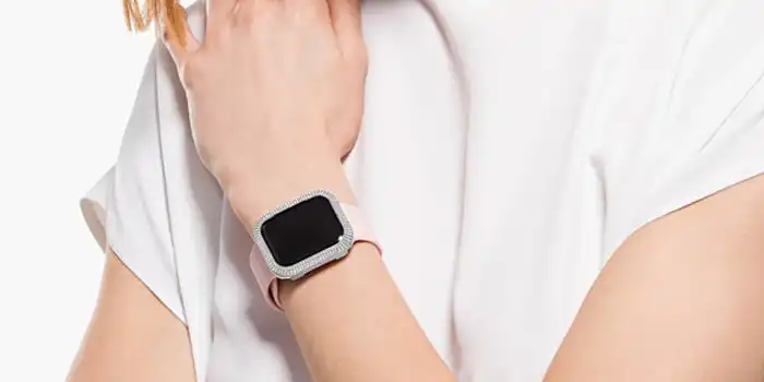 Upptäck ett brett utbud av tillbehör för Apple Watch som hjälper dig att anpassa och förbättra din upplevelse. Skyddande skal, stilfulla armband, laddningsställ och andra praktiska tillbehör som gör din Apple Watch ännu mer funktionell och personlig.