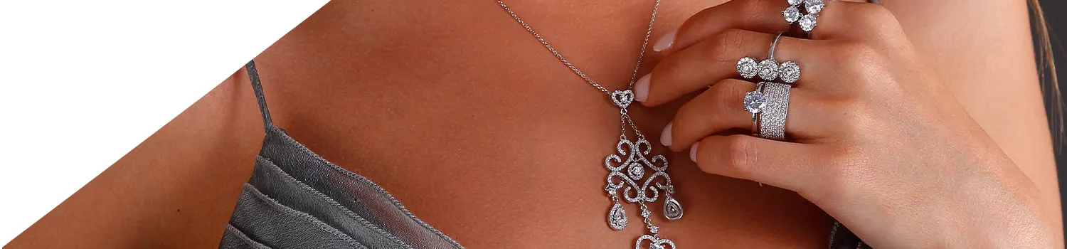 Kvinna med halsband och ringar i silver
