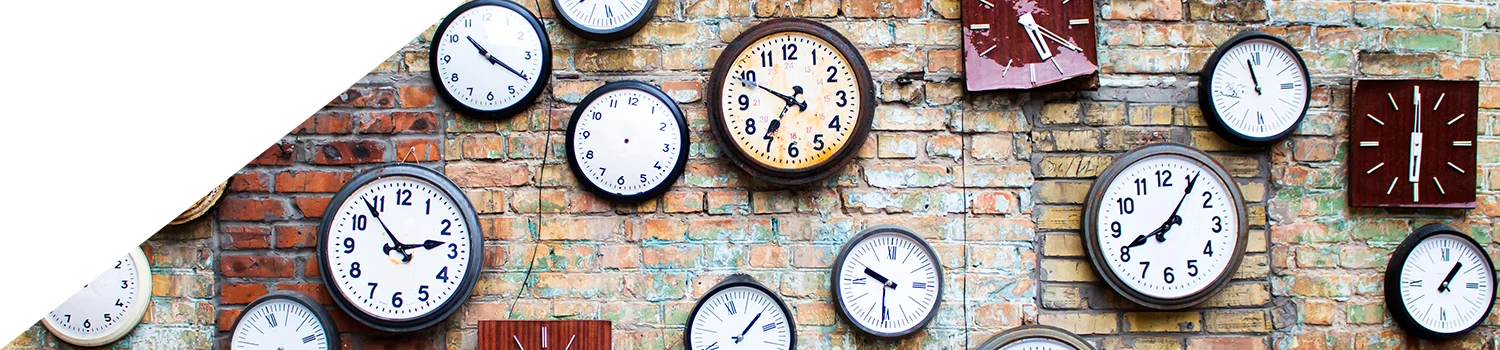 Olika typer av väggklockor hänger på en vägg