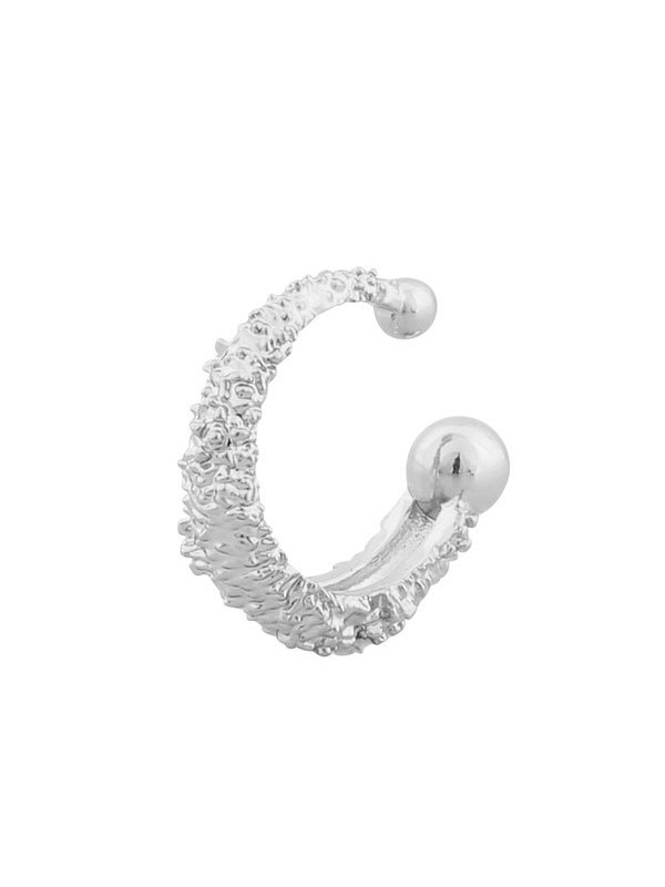 SNÖ of Sweden Florence Manschett Silver 14mm 1256-6600256 En klassisk ear cuff med en ojämn yta. Matcha din ear cuff med örhängen från samma serie