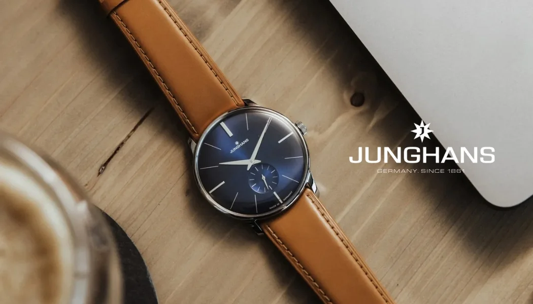 Stilren Junghans klocka med blå urtavla och brunt läderarmband