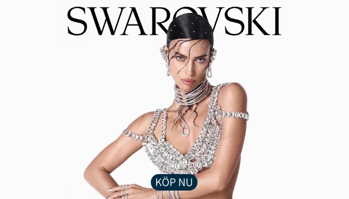 smycken från swarovski kvinna som har många smycken från swarovski på sig