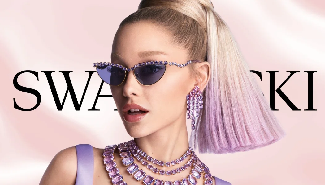 Swarovski lila smycken på kvinnlig modell med solglasögon