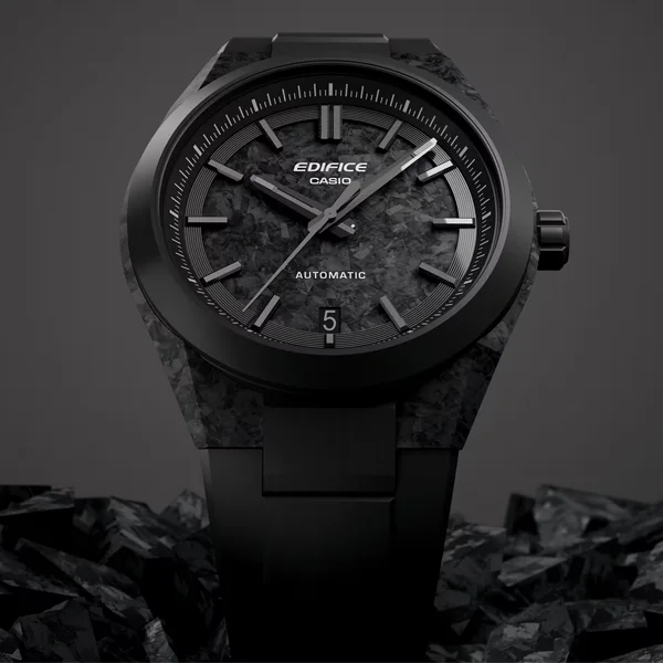 CASIO Edifice Automatic 40mm Carbon mot grå bakgrund