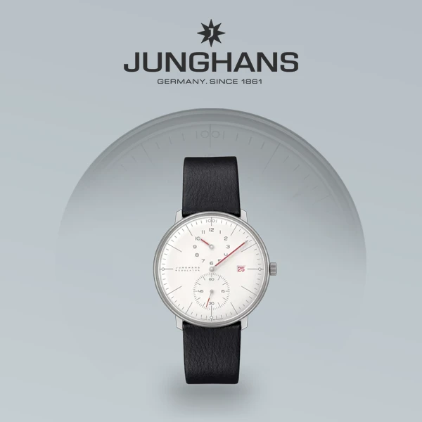 Junghans klocka med svart armband mot blå bakgrund