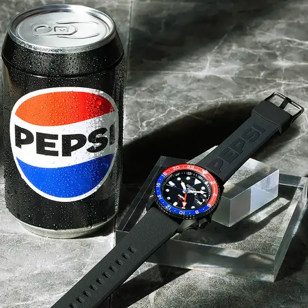 Seiko 5 Sports Pepsi med pepsi burk bredvid