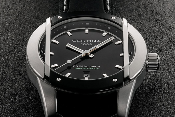 Certina ds cascadeur med svart urtavla och datum